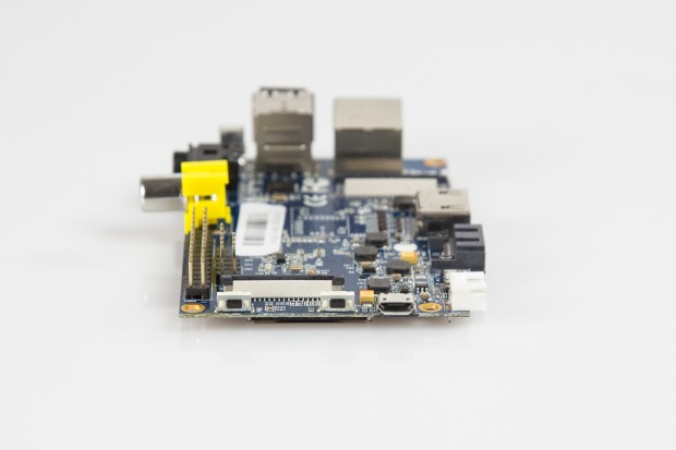 Die Rückseite des Banana Pi mit dem Micro-USB-Stecker für die Stromversorgung. Rechts daneben ist der Stromstecker für die SATA-Schnittstelle. 